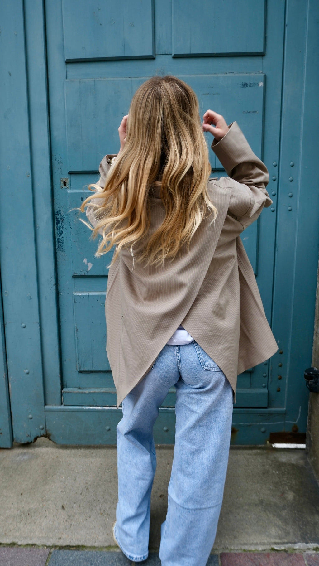 Marie - Blazer oversize rayé dos ouvert Lily Blue