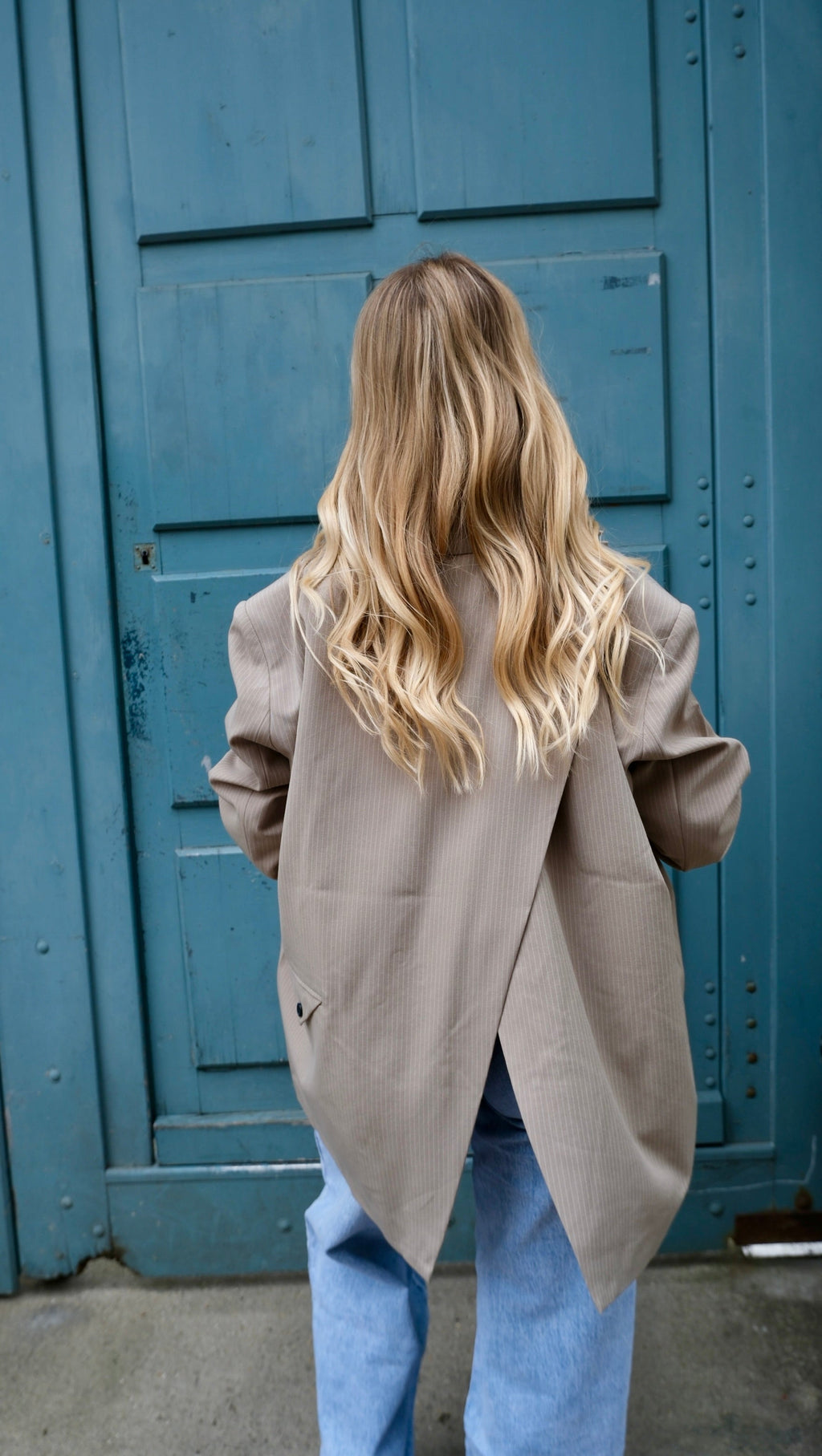 Marie - Blazer oversize rayé dos ouvert Lily Blue